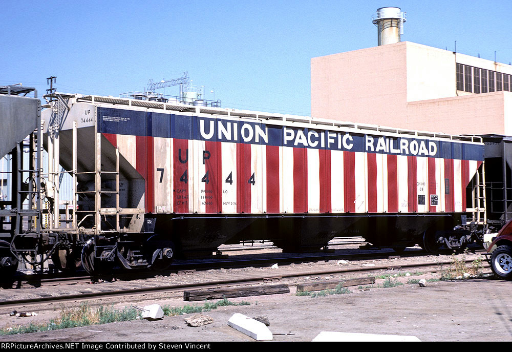 Union Pacific Red-White-Blue 4750 cf covered hopper UP #74444